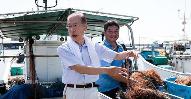 前野さんが漁港を案内